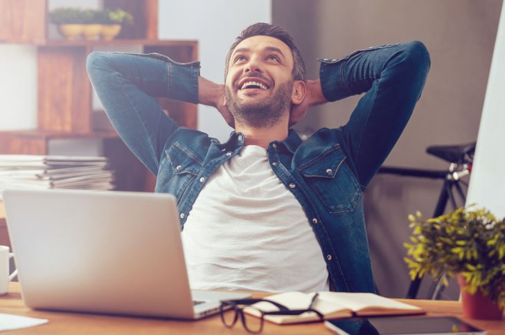 Hombre feliz aprobando una certificación por haberla estudiado con las formaciones de Solca Informática